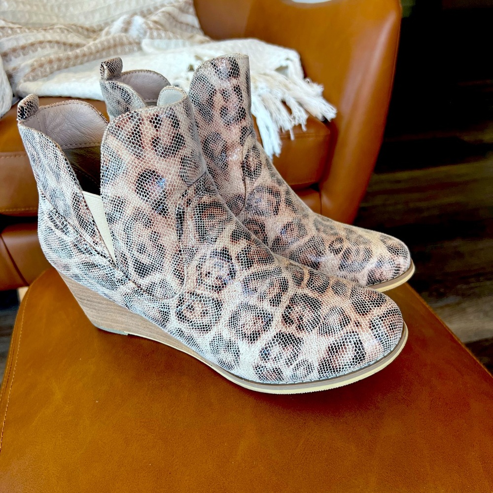 Women’s ankle boots size 9.5 by VeryG.